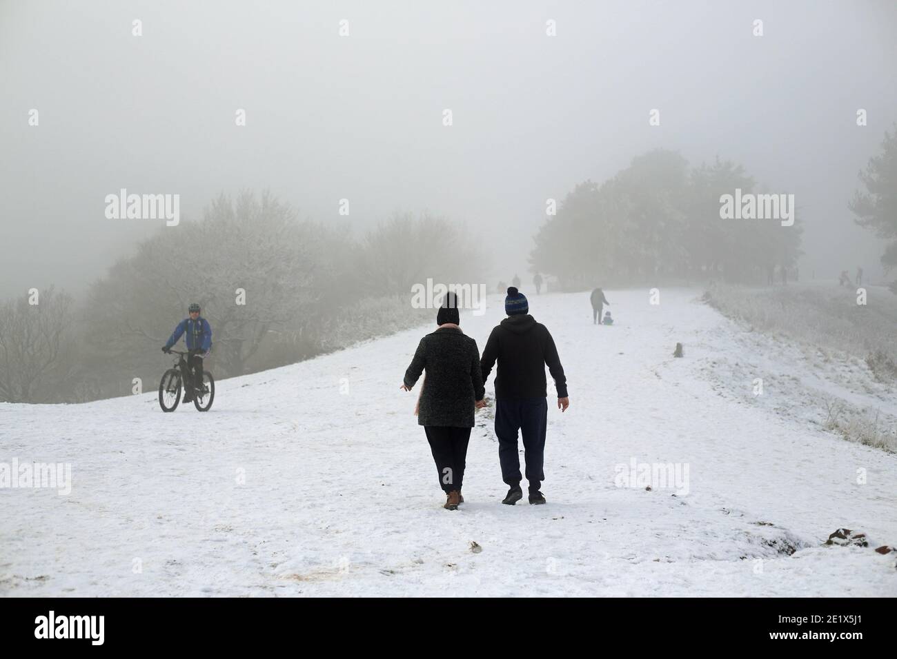 Persone che si esercitano sulle colline Clent innevate durante il blocco Covid nel gennaio 2021. Foto Stock
