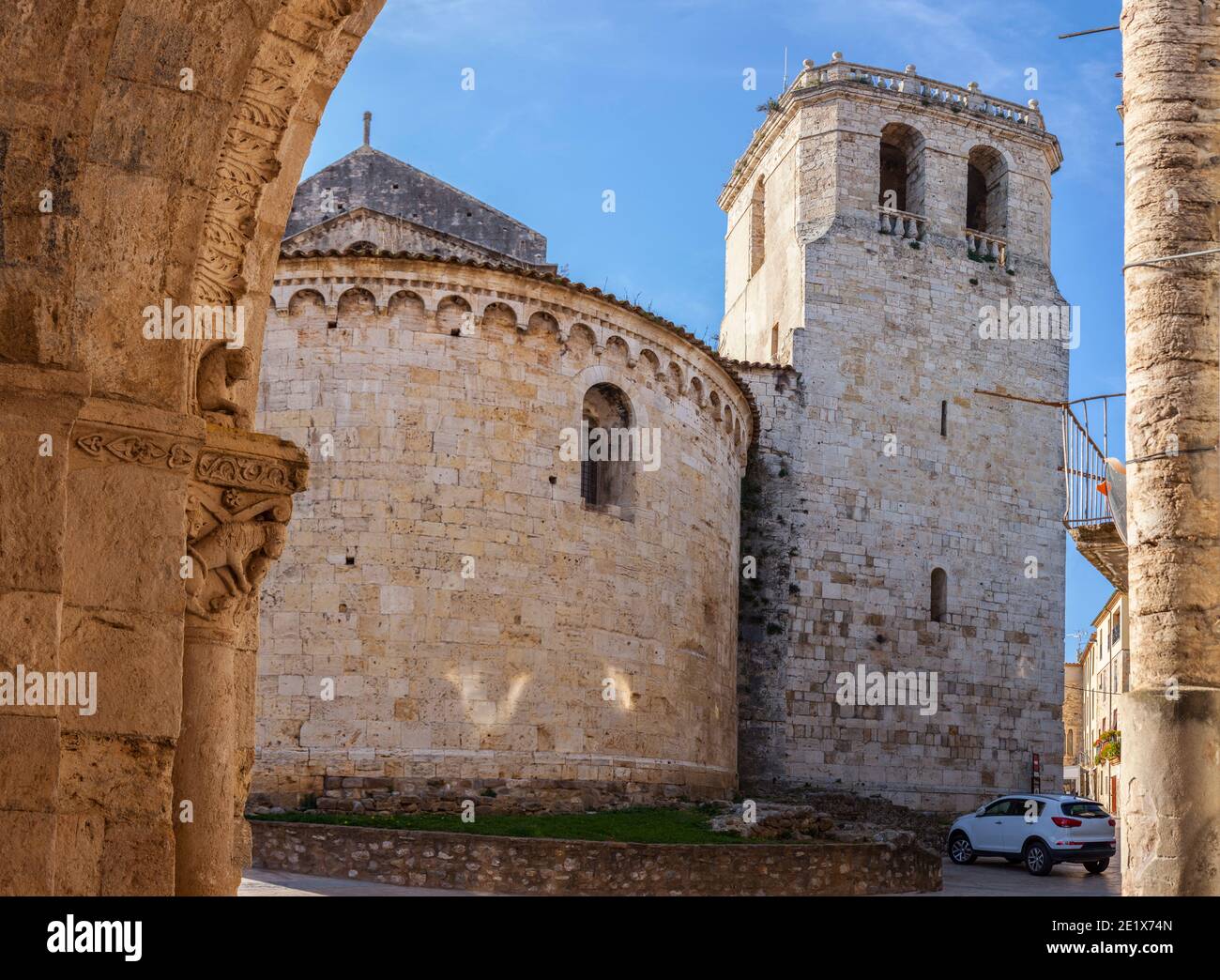Chiesa di Sant Julia visto dal vecchio ospedale, Besalu. Garottxa, Girona, Catalogna, Spagna Foto Stock