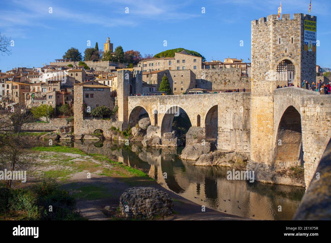 Besalu, Spagna - 28th dicembre 2019: Ponte medievale di Besalu coperto di segno che rivendica l'indipendenza. Garrotxa, Girona, Catalogna, Spagna Foto Stock