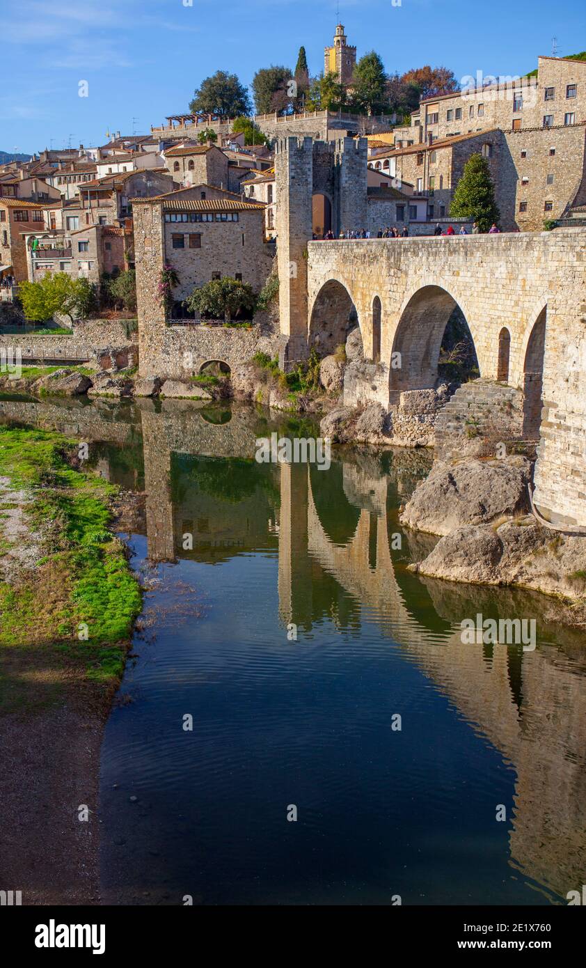 Ponte medievale di Besalu. Vista dall'ingresso della città. Garottxa, Girona, Catalogna, Spagna Foto Stock