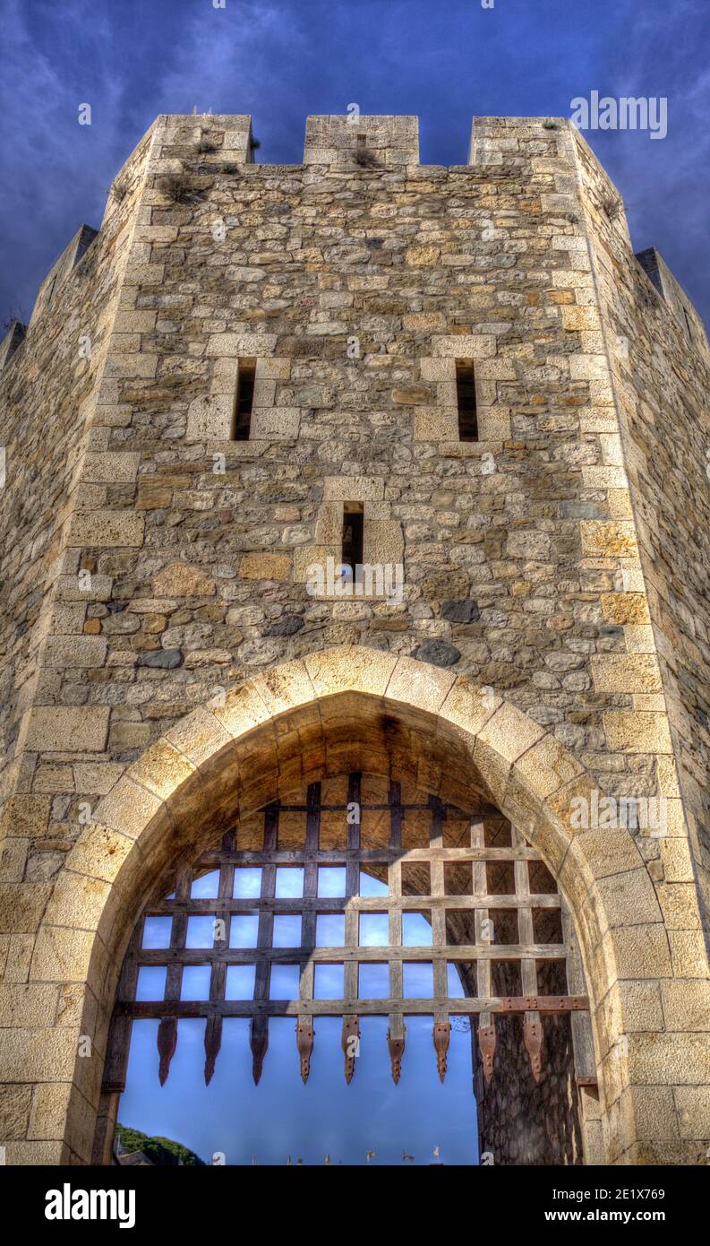 Portcullis Della Prima torre di difesa. Ponte medievale di Besalu. Garrotxa, Girona, Catalogna, Spagna Foto Stock
