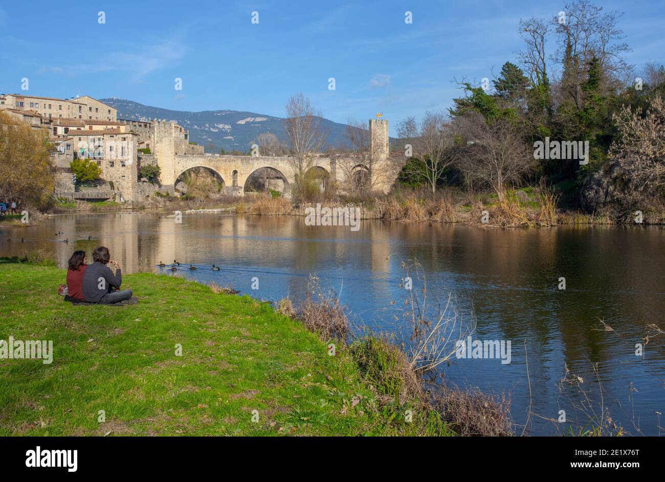 Besalu, Spagna - 28 dicembre 2019: Fiume Fluvia con ponte medievale in fondo, Besalu. Garottxa, Girona, Catalogna, Spagna Foto Stock