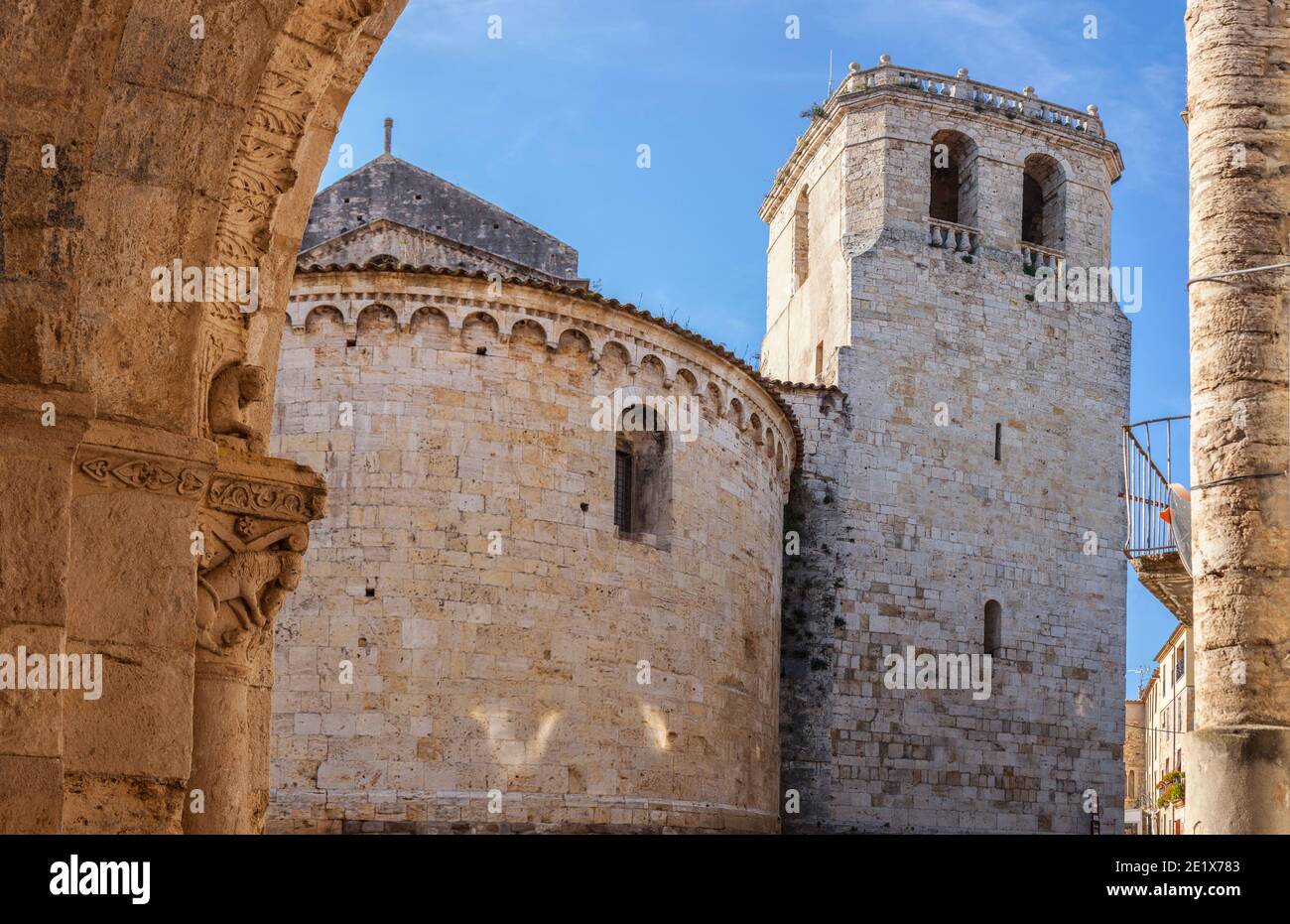 Chiesa di Sant Julia visto dal vecchio ospedale, Besalu. Garottxa, Girona, Catalogna, Spagna Foto Stock
