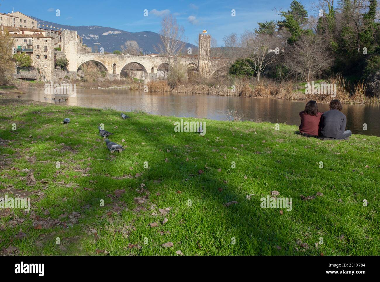 Besalu, Spagna - 28 dicembre 2019: Fiume Fluvia con ponte medievale in fondo, Besalu. Garottxa, Girona, Catalogna, Spagna Foto Stock