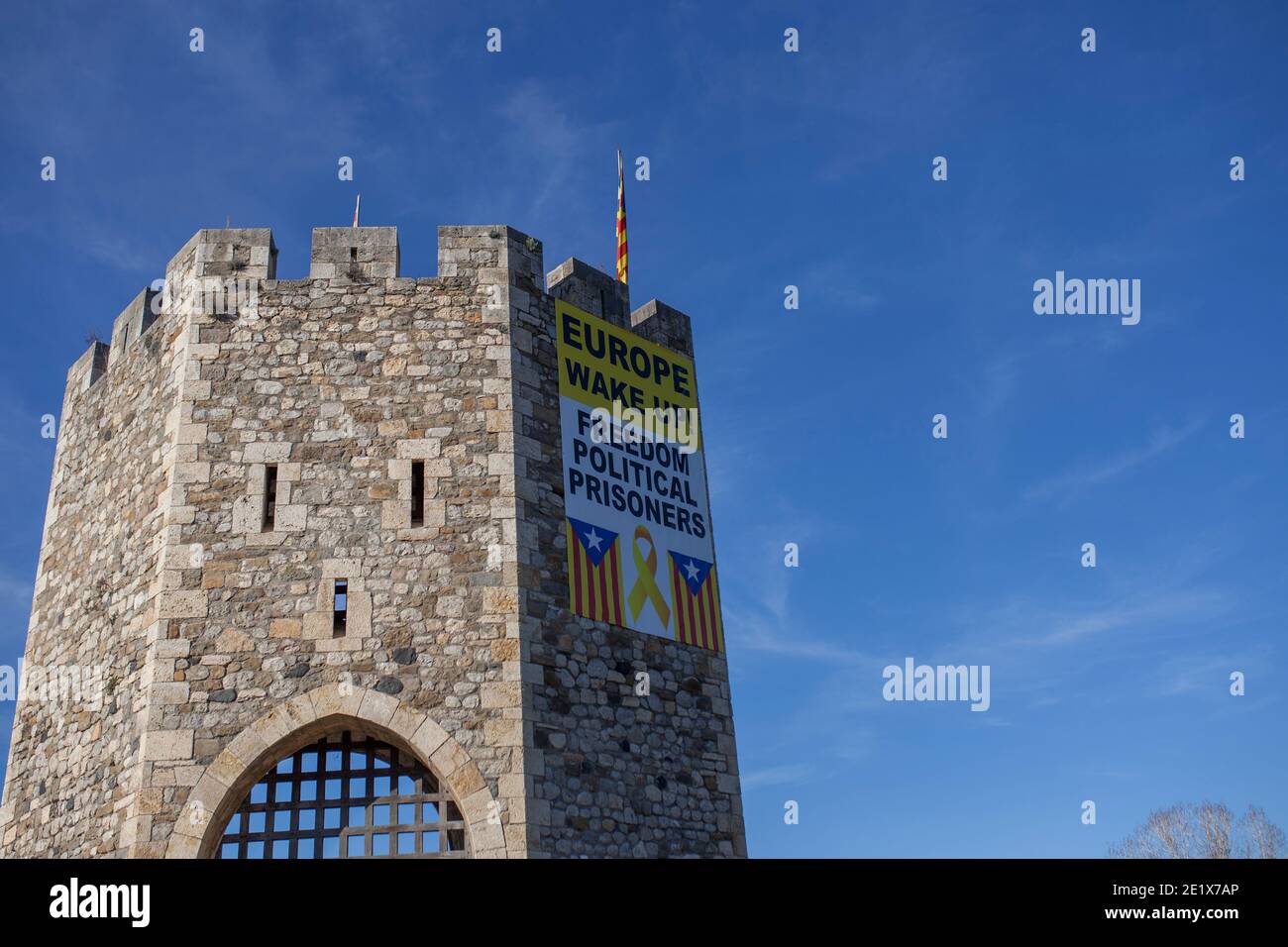 Besalu, Spagna - 28th dicembre 2019: Ponte medievale di Besalu coperto di segno che rivendica l'indipendenza. Garrotxa, Girona, Catalogna, Spagna Foto Stock