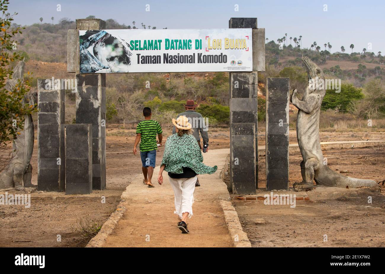 Komodo,Indonesia November11,2019: tour a piedi attraverso un cancello d'ingresso sull'isola di Rinca nel Parco Nazionale di Komodo Foto Stock