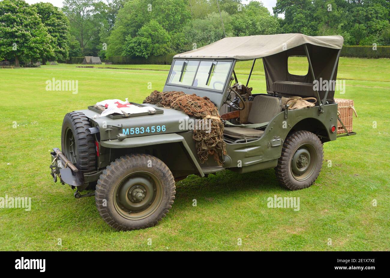 Jeep della seconda Guerra Mondiale con bandiera della Croce Rossa  parcheggiata su erba Foto stock - Alamy