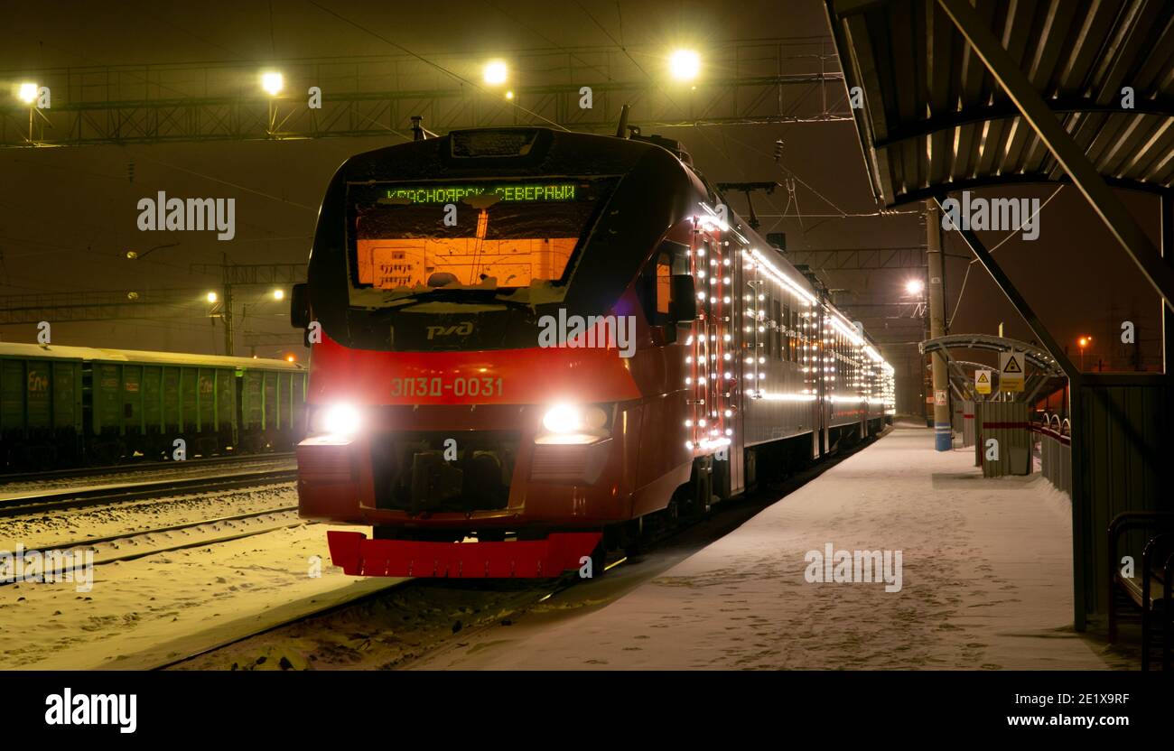 Russia, Krasnoyarsk, 2021 gennaio: Treno di Natale, un treno con illuminazione festosa. Foto Stock