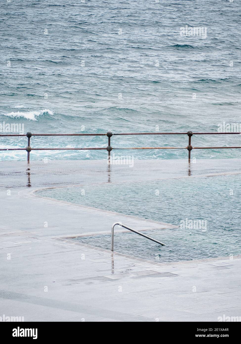 Foto minimalista di una piscina naturale Foto Stock