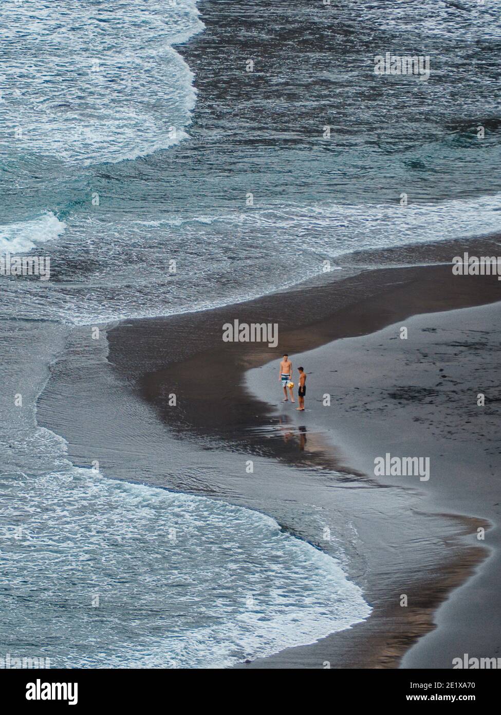 Giocare in acqua sull'isola vulcanica di Tenerife. Foto Stock