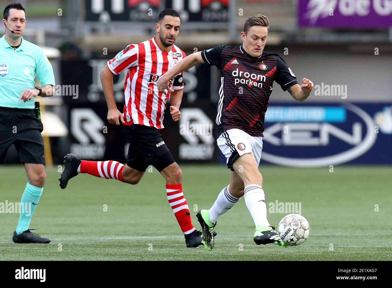 ROTTERDAM, PAESI BASSI - GENNAIO 10: L-R: Adil Auassar di Sparta Rotterdam, Jens Toornstra di Feyenoord durante la partita olandese di Eredivisie tra Sparta Rotterdam e Feyenoord a Het Kasteel il 10 gennaio 2021 a Rotterdam, Paesi Bassi (Foto di Herman Dingler/BSR AgencyOrange PicturesAlamy Live News) Foto Stock