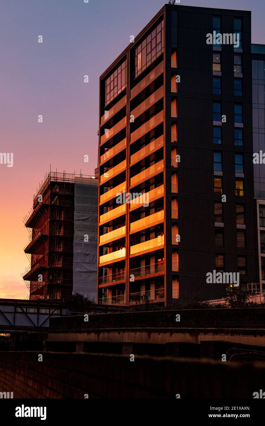 Blocco di uffici vicino a King St, Hammersmith, Londra, con uno sfondo di un drammatico tramonto rosso-viola Foto Stock