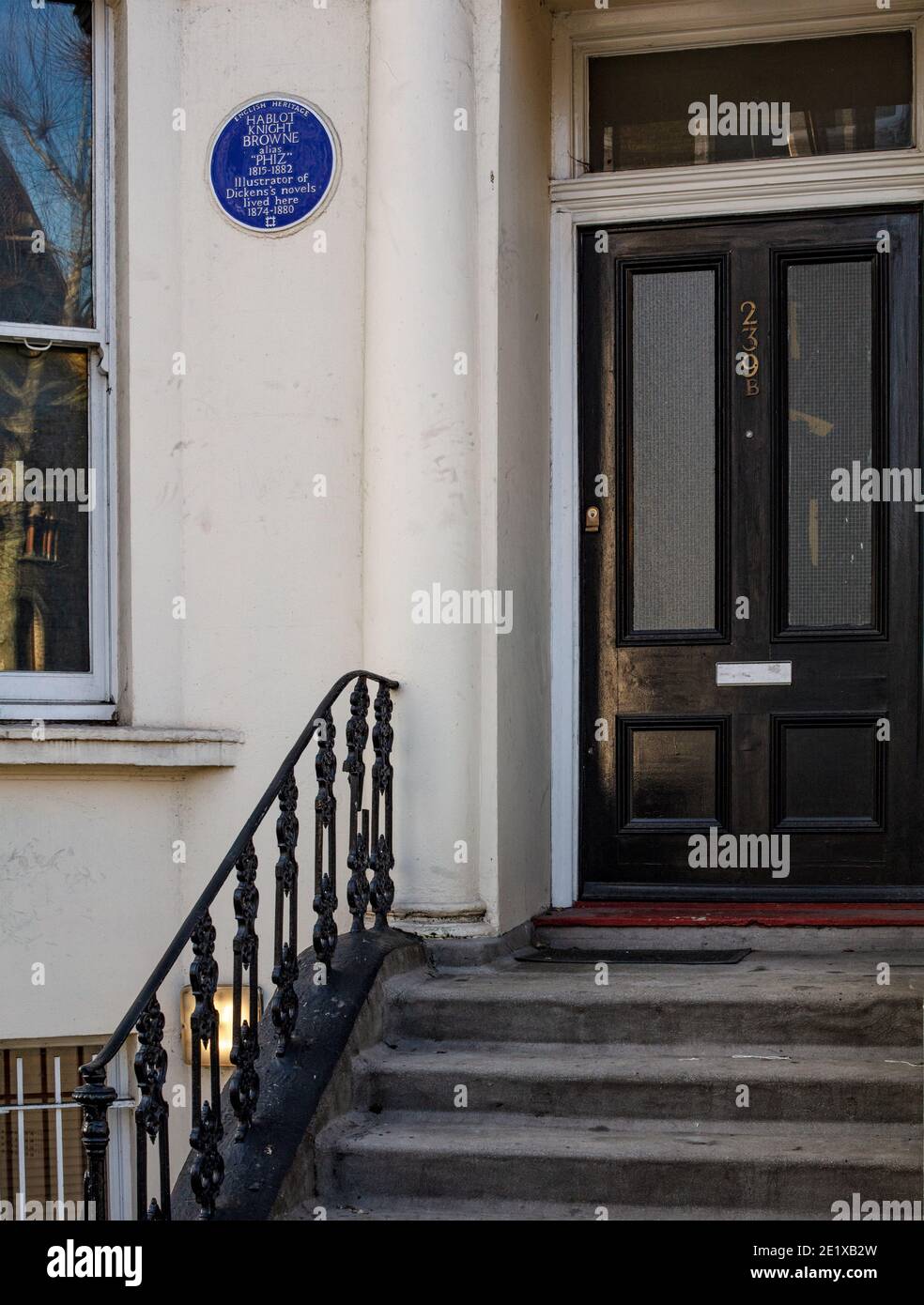 Inglese Heritage Blue Plaque che celebra Hablot K Brown ('Phiz'), illustratore di Dickens, sul muro di casa nel 239 Ladbroke Grove, W10 6HG Londra Foto Stock