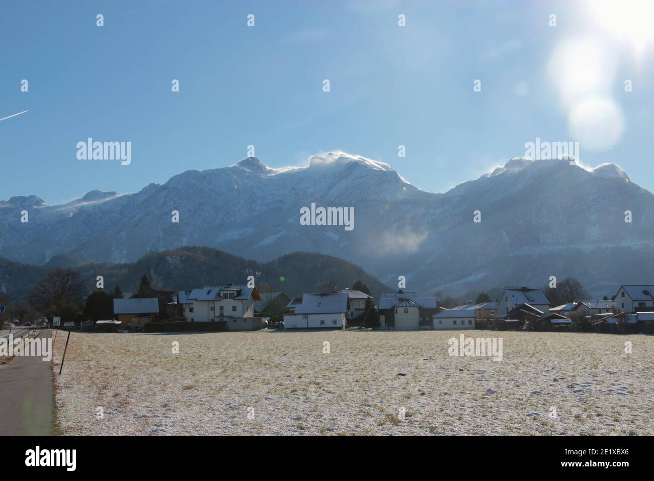 Montagne innevate a Kuchl, Salisburgo, Austria. Un caldo vento da sud soffia sulle cime delle montagne. Europa. Foto Stock