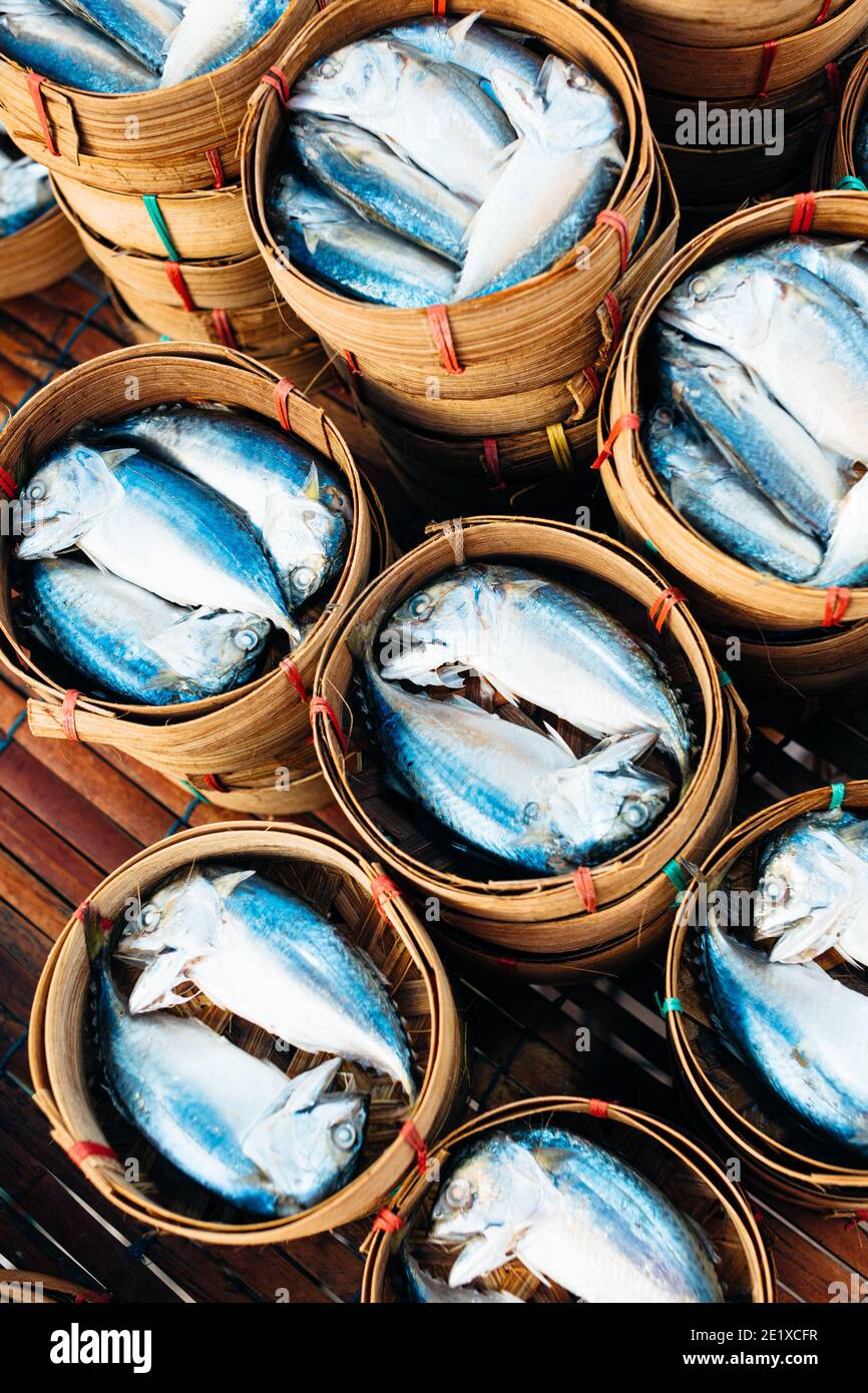 Sgombro appena pescato in cesti di bambù in un mercato alimentare tailandese di Bangkok Foto Stock