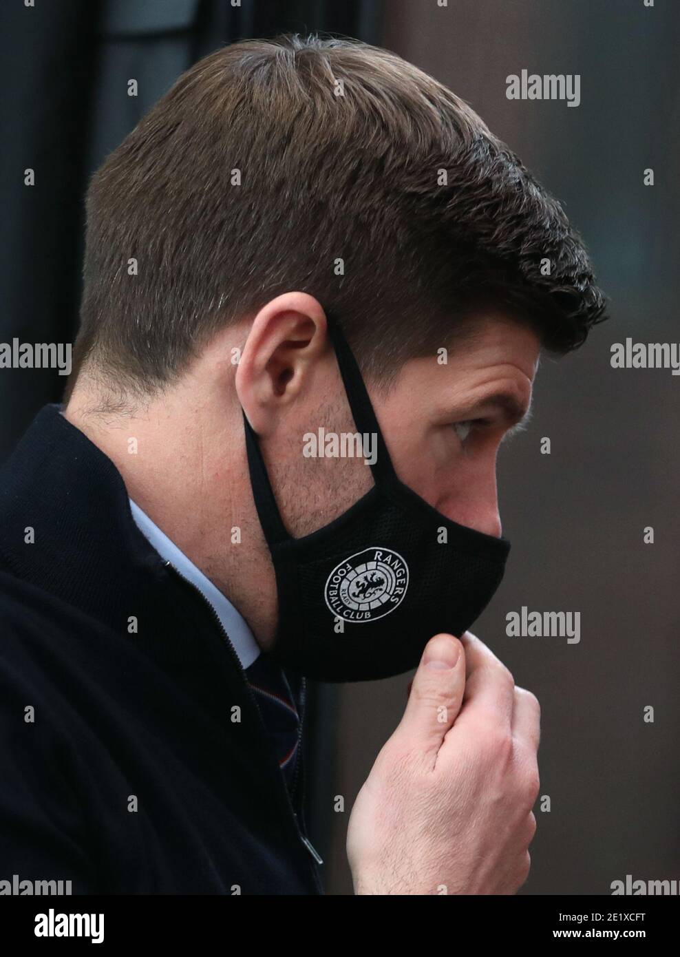 Steven Gerrard, manager dei Rangers, arriva indossando una maschera prima della partita della Scottish Premiership allo stadio Pittodrie di Aberdeen. Foto Stock