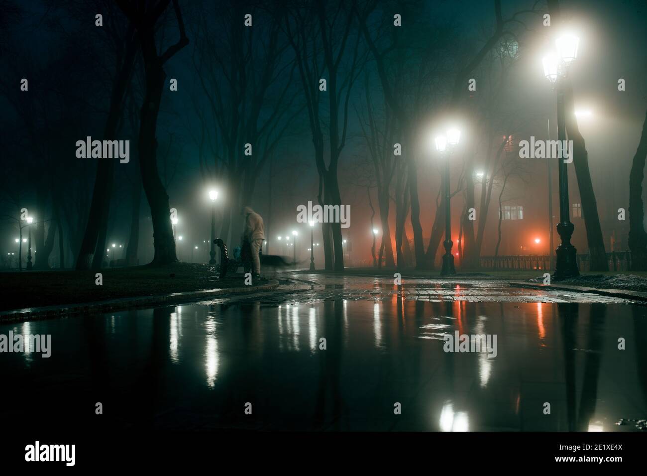 Lampada d'epoca nel parco della città all'alba Foto Stock