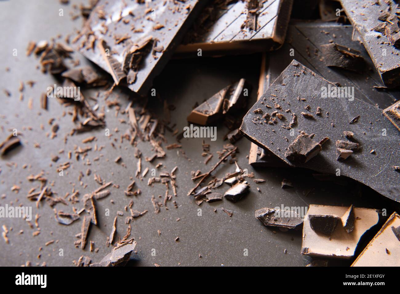 cioccolato schiacciato su fondo piatto Foto Stock