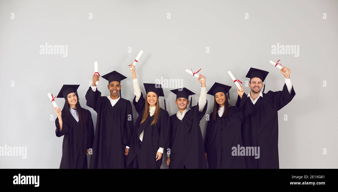 Gruppo di felici laureati multietnici o universitari i loro diplomi Foto Stock