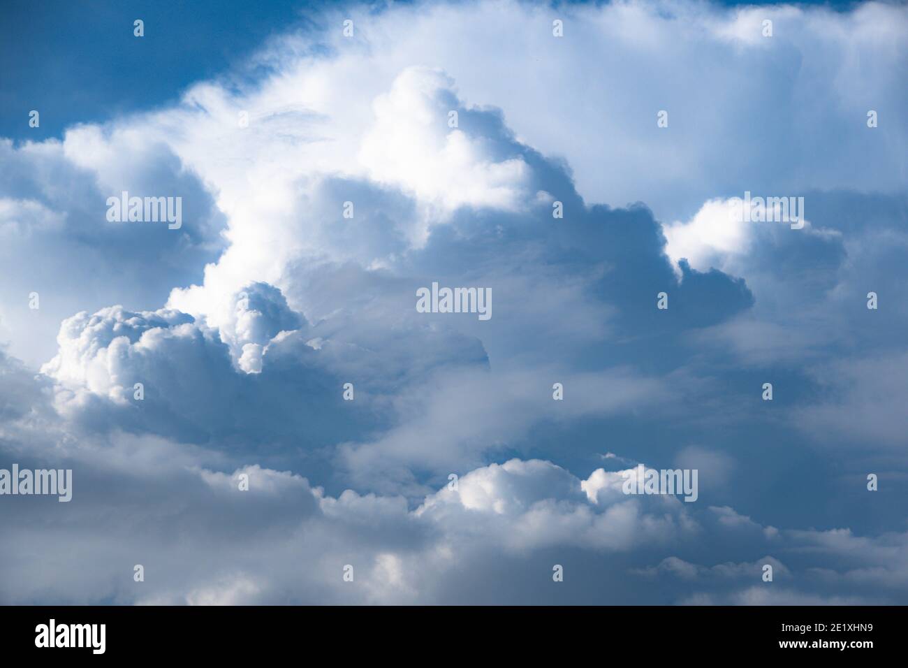 Nuvole pittoresche nel cielo blu in giornata di sole Foto Stock