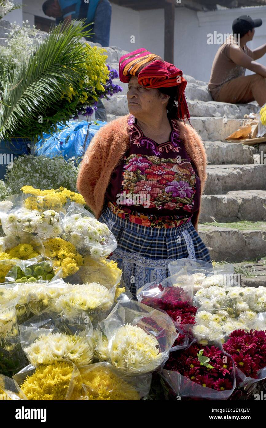 Chichicastenango, Guatemala, America Centrale: Mercato dei fiori sui gradini della chiesa di Santo Tomás con Maya in abiti tradizionali. Foto Stock