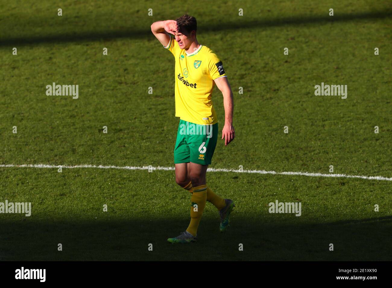 Christoph Zimmermann di Norwich City scudi gli occhi dal sole - Norwich City contro Coventry City, la terza tornata della Emirates fa Cup, Carrow Road, Norwich, Regno Unito - 9 gennaio 2021 solo uso editoriale - si applicano le restrizioni DataCo Foto Stock