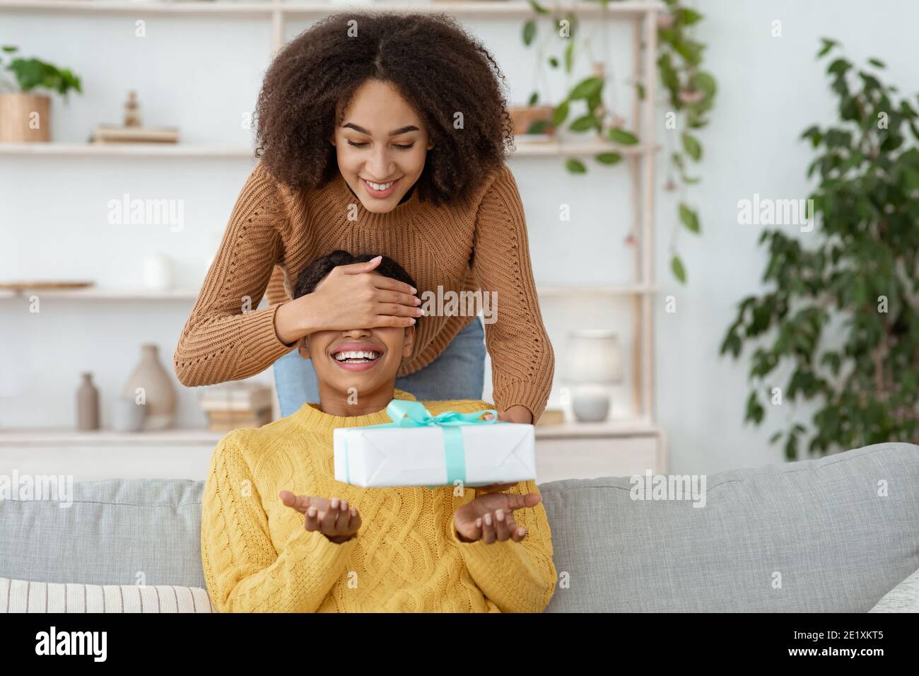 Sorpresa a festa, anniversario o compleanno durante l'epidemia COVID-19 Foto Stock