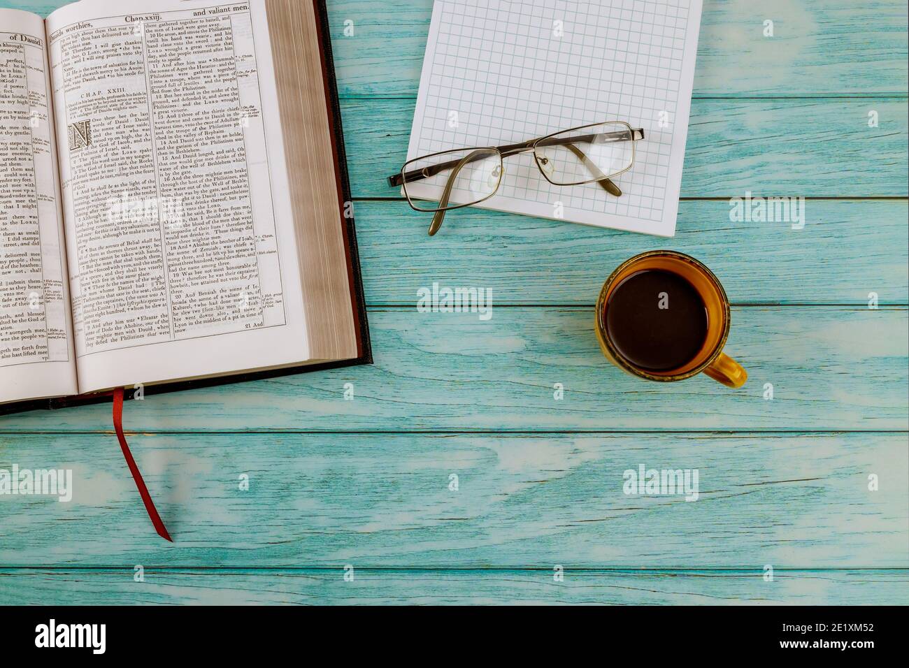 07 GENNAIO 21 New York US 2021: Aprire la Sacra Bibbia adagiata su un tavolo di legno in una lettura della tazza di caffè Foto Stock