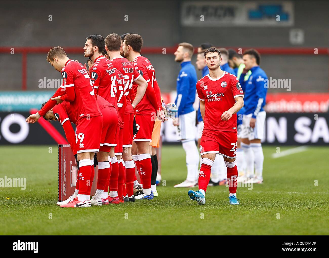 Broadfield Stadium, Crawley, Sussex, Regno Unito. 10 gennaio 2021. English fa Cup Football, Crawley Town contro Leeds United; Nicholas Tsaroulla di Crawley in arrivo all'inizio del gioco Credit: Action Plus Sports/Alamy Live News Foto Stock