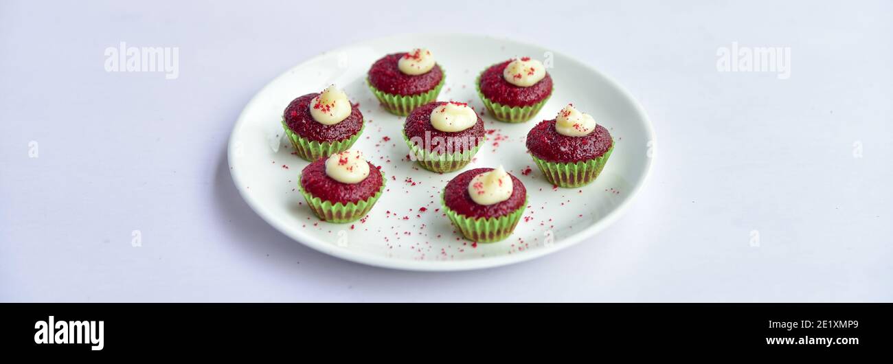 cupcake di velluto rosso con spazio per la copia. gustosi cupcake di colore rosso con spazio su entrambi i lati della foto. Foto Stock