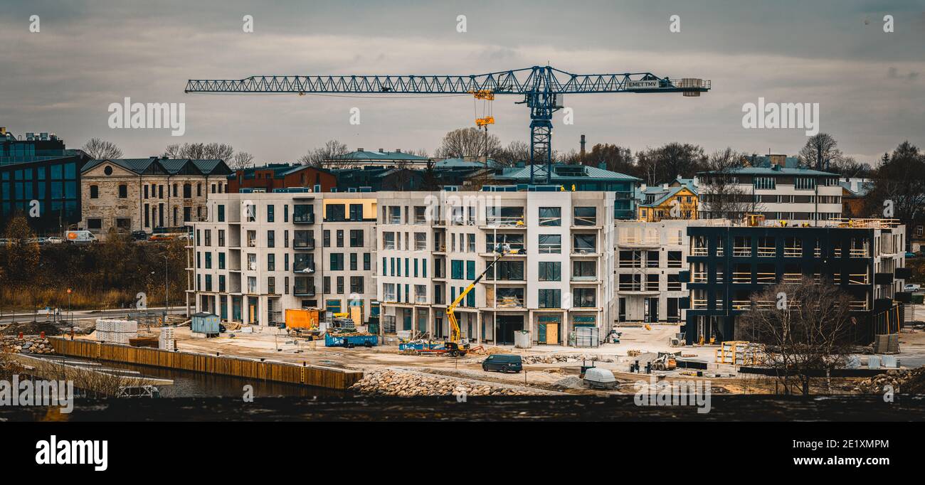 Una bella foto colorata del paesaggio urbano autunnale che raffigura un moderno sito di costruzione durante la pandemia di Covid-19 a Tallinn, Estonia Foto Stock