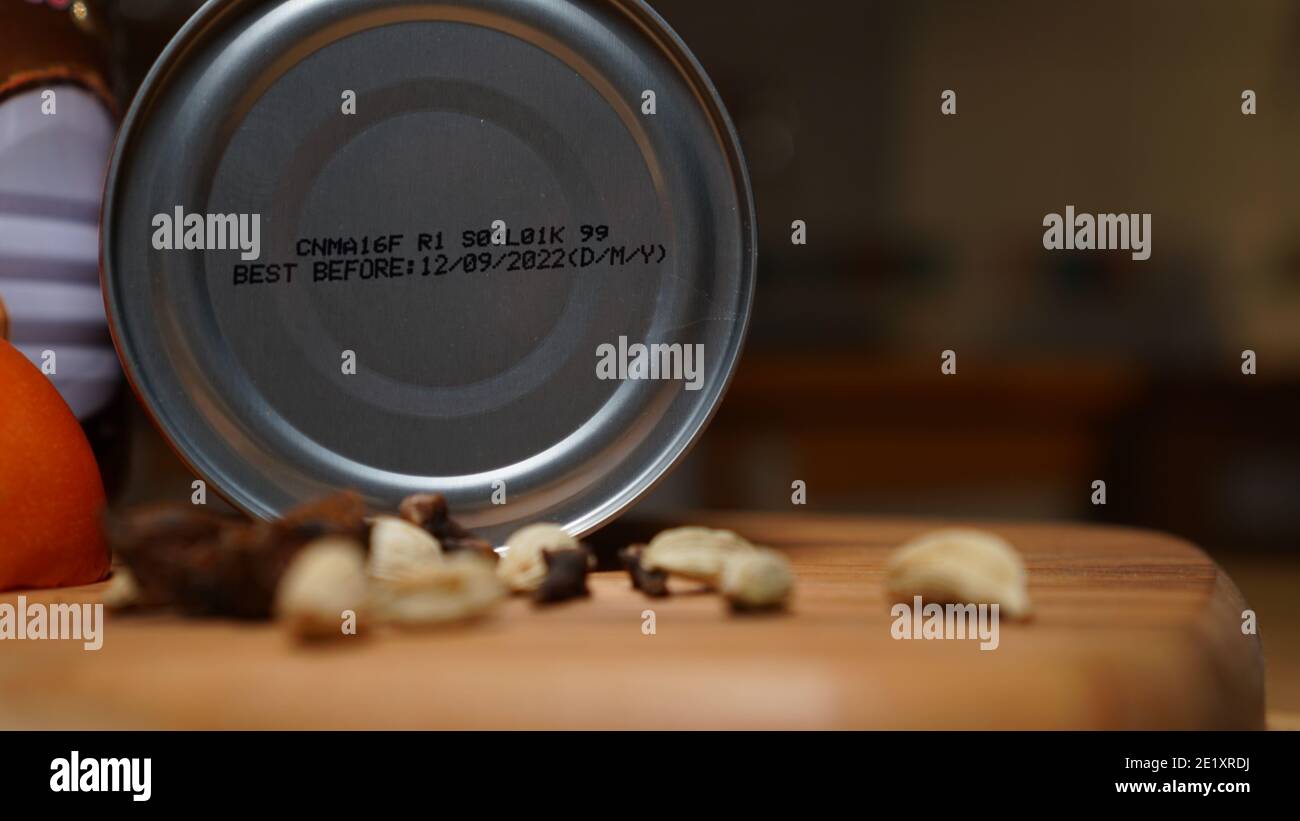Etichetta della data per risparmiare la perdita di cibo e ridurre lo spreco di cibo Foto Stock
