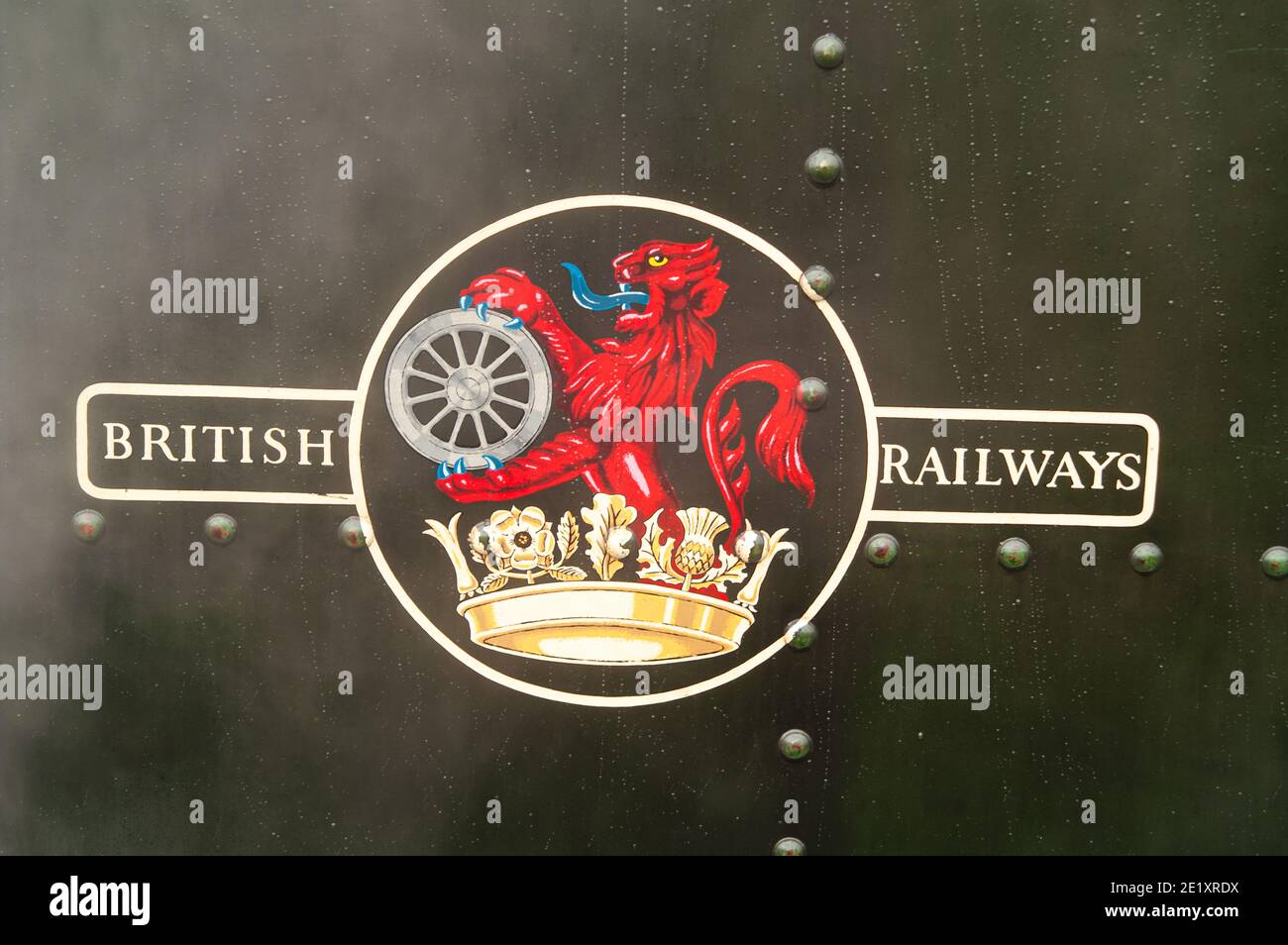 Logo delle ferrovie britanniche su un treno a vapore conservato, Regno Unito Foto Stock