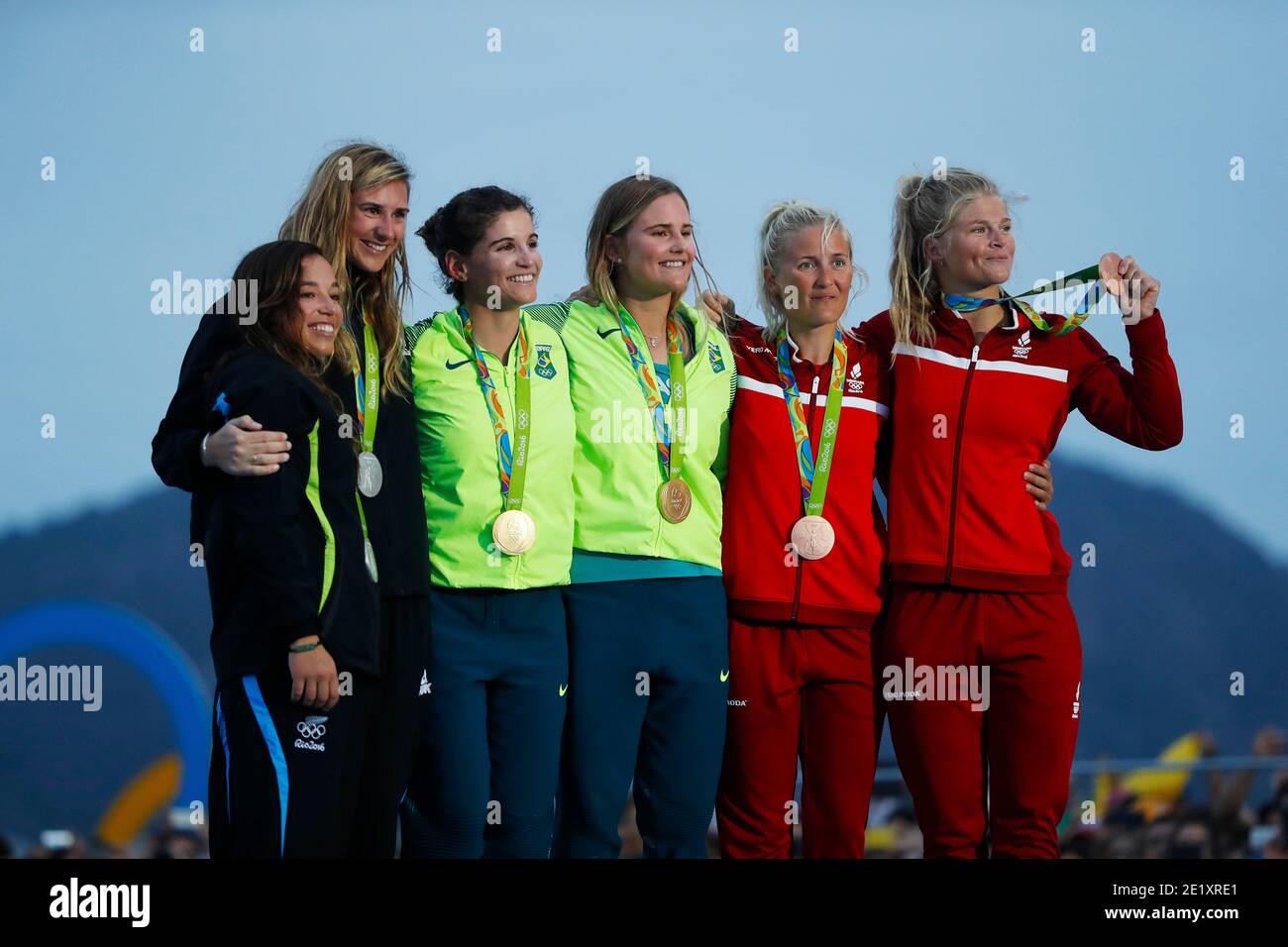 Sailing 49er FX podio, Rio 2016 Giochi Olimpici. Martine Grael Kahena Kunze BRA, Alex Maloney Molly Meech NZL, Jena Hansen Katja Salskov-Iversen DEN Foto Stock