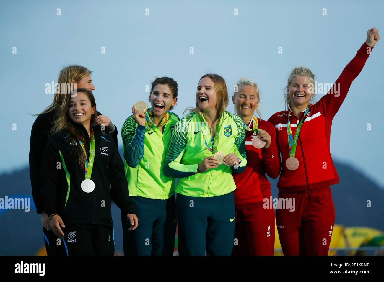 Sailing 49er FX podio, Rio 2016 Giochi Olimpici. Martine Grael Kahena Kunze BRA, Alex Maloney Molly Meech NZL, Jena Hansen Katja Salskov-Iversen DEN Foto Stock