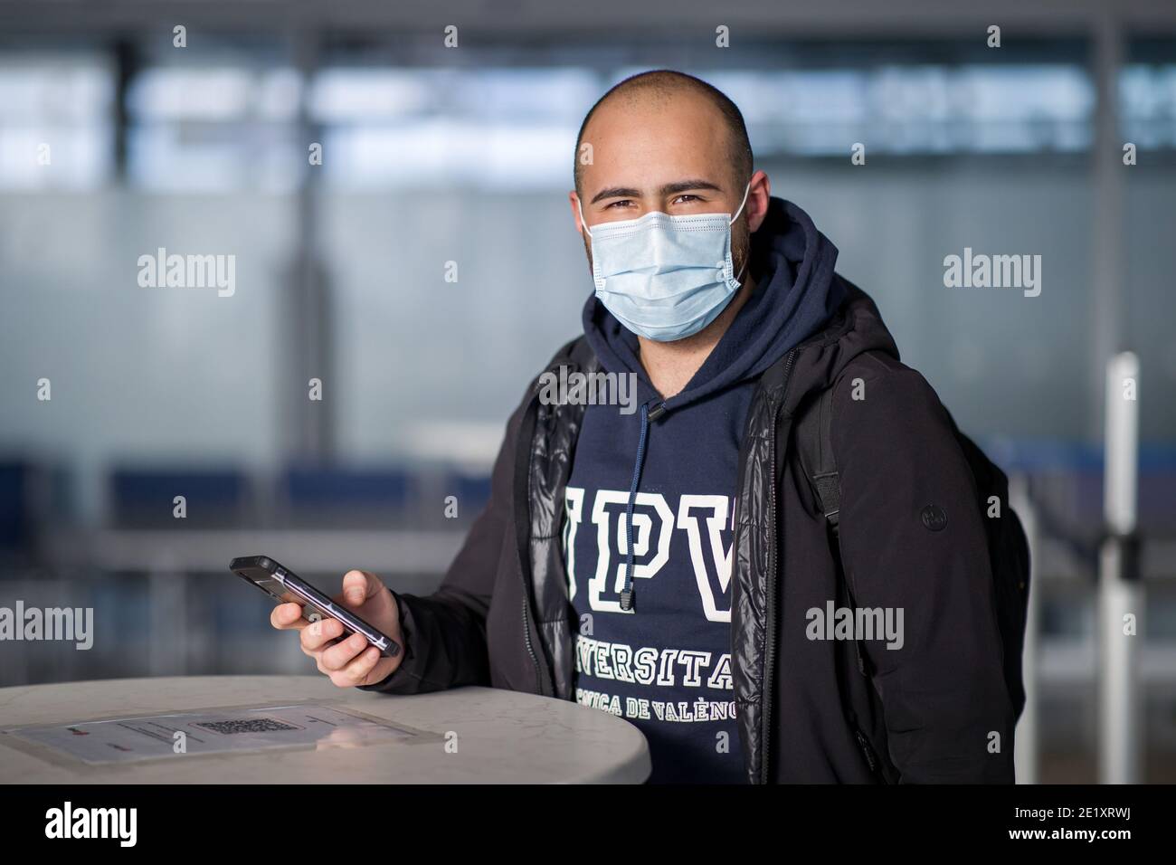 Norimberga, Germania. 10 gennaio 2021. Bogdan, un viaggio di rientro da Cluj in Romania, un paese classificato come zona di rischio Corona, si registra per un test Corona all'aeroporto di Norimberga via smartphone. Il ministro degli interni bavarese, insieme alla polizia, ha presentato i controlli Corona all'aeroporto. Per quanto possibile, tutti gli arrivi devono essere sottoposti ad un controllo di infezione all'arrivo. Credit: Daniel Karmann/dpa/Alamy Live News Foto Stock