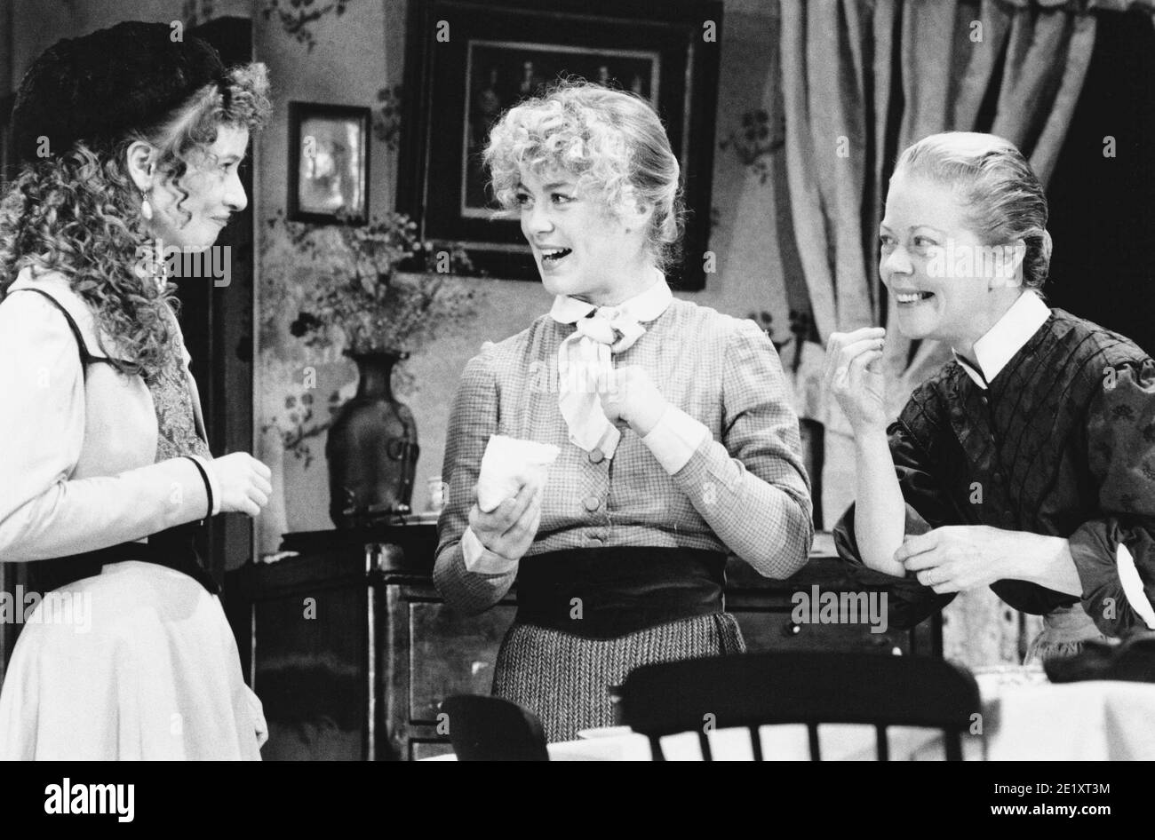 l-r: Jane Horrocks (Beatrice), Claire Parker (Nellie), Annette Crosbie (Mrs Lambert) in UN COLLIER'S FRIDAY NIGHT by D.H. Lawrence al Greenwich Theatre, Londra SE10 26/10/1987 design: Kenny Miller illuminazione: Gerry Jenkinson regista: John dove Foto Stock