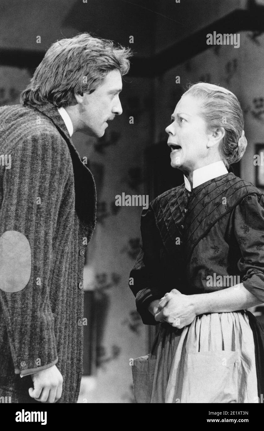 Neil Dudgeon (Ernest), Annette Crosbie (Mrs Lambert) in UN COLLIER'S FRIDAY NIGHT di D.H. Lawrence al Greenwich Theatre, Londra SE10 26/10/1987 design: Kenny Miller illuminazione: Gerry Jenkinson regista: John dove Foto Stock