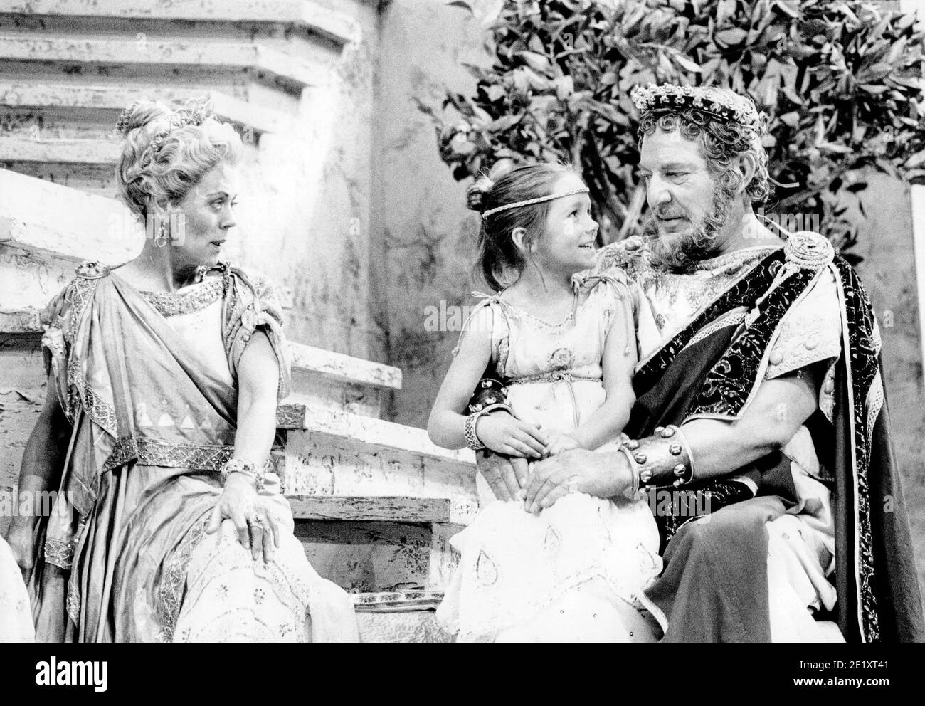 l-r: Annette Crosbie (Hecuba), Sophie Ashton (Polyxene), Brewster Mason (Priam) nella GUERRA DI TROIA NON AVRÀ LUOGO da Jean Giraudoux al Lyttelton Theatre, National Theatre (NT), Londra SE1 10/05/1983 in una versione inglese di Christopher Fry music: Harrison Birtwistle Set design: Eileen in Dislighting: Robaser Pays: Mick Hughes regista: Harold Pinter Foto Stock