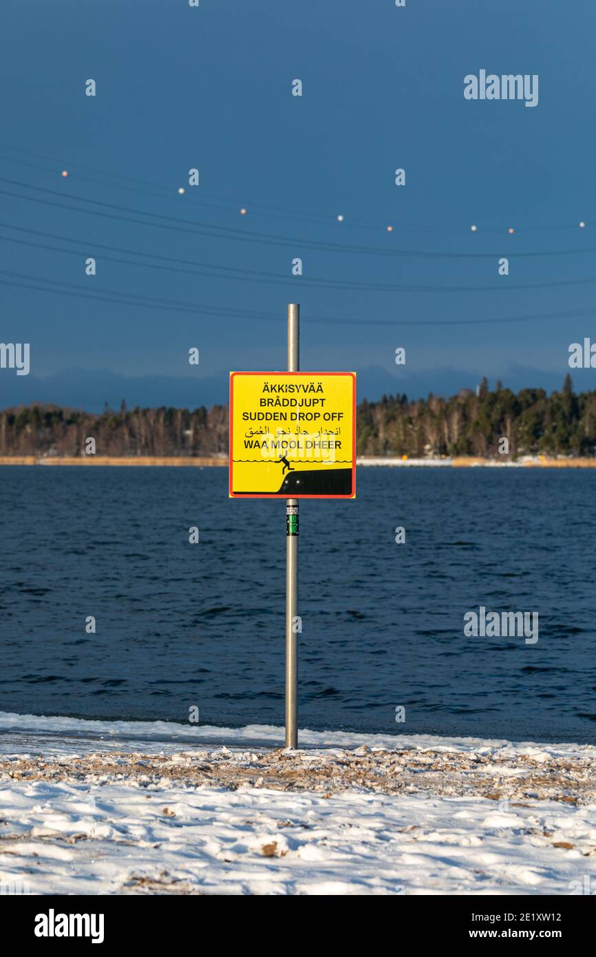 Äkkisyvää. Caduta improvvisa. Cartello segnaletico a Hietaranta Beach a Helsinki, Finlandia Foto Stock