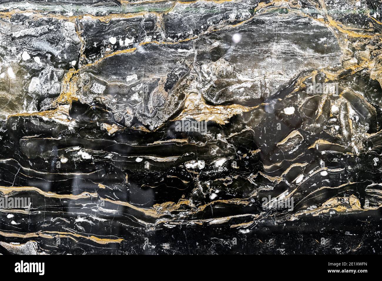 Pietra di quarzo nera con strisce bianche e gialle. Sfondo e texture in quarzo naturale. Foto Stock