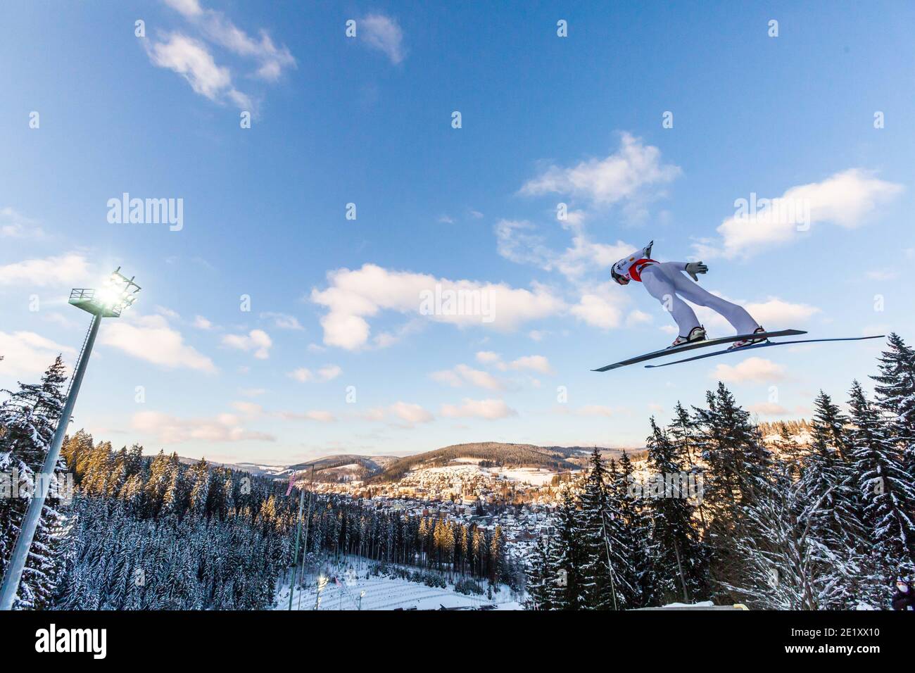 Titisee Neustadt, Germania. 10 gennaio 2021. Sci nordico/salto con gli sci: Coppa del mondo, grande collina, uomini, prova: Alex Insam dall'Italia salta sull'Hochfirstschanze. Credit: Philippe von Ditfurth/dpa/Alamy Live News Foto Stock