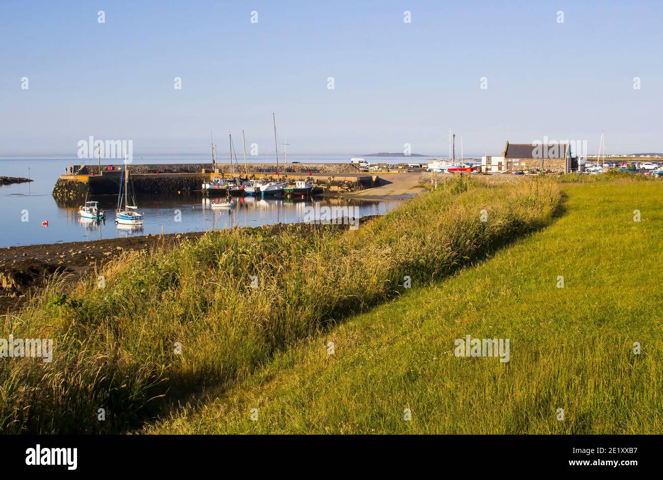 Giugno 2018 il porto e scivola nella contea giù villaggio di Groomsport Irlanda del Nord con le isole Copeland sullo sfondo. Foto Stock