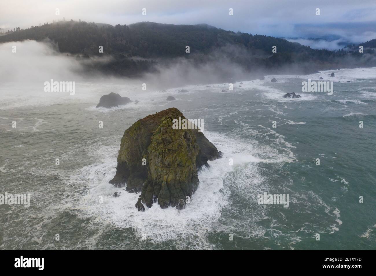 L'Oceano Pacifico si lava contro le aspre maree che si trovano appena al largo della costa panoramica della California settentrionale a Klamath. Foto Stock