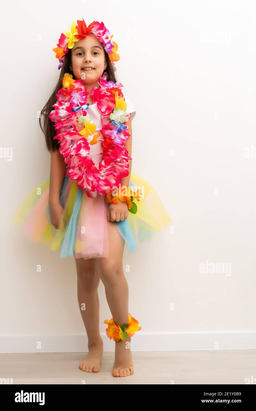 bambina in costume hawaiano isolato sfondo bianco Foto stock - Alamy