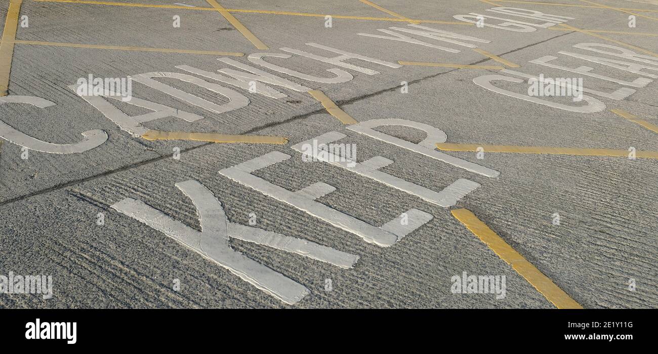 Grande Keep Clear, cartello Cadwch yn Glyr dipinto sulla strada ad Aberystwth Harbour di fronte all'edificio RNLI. Foto Stock