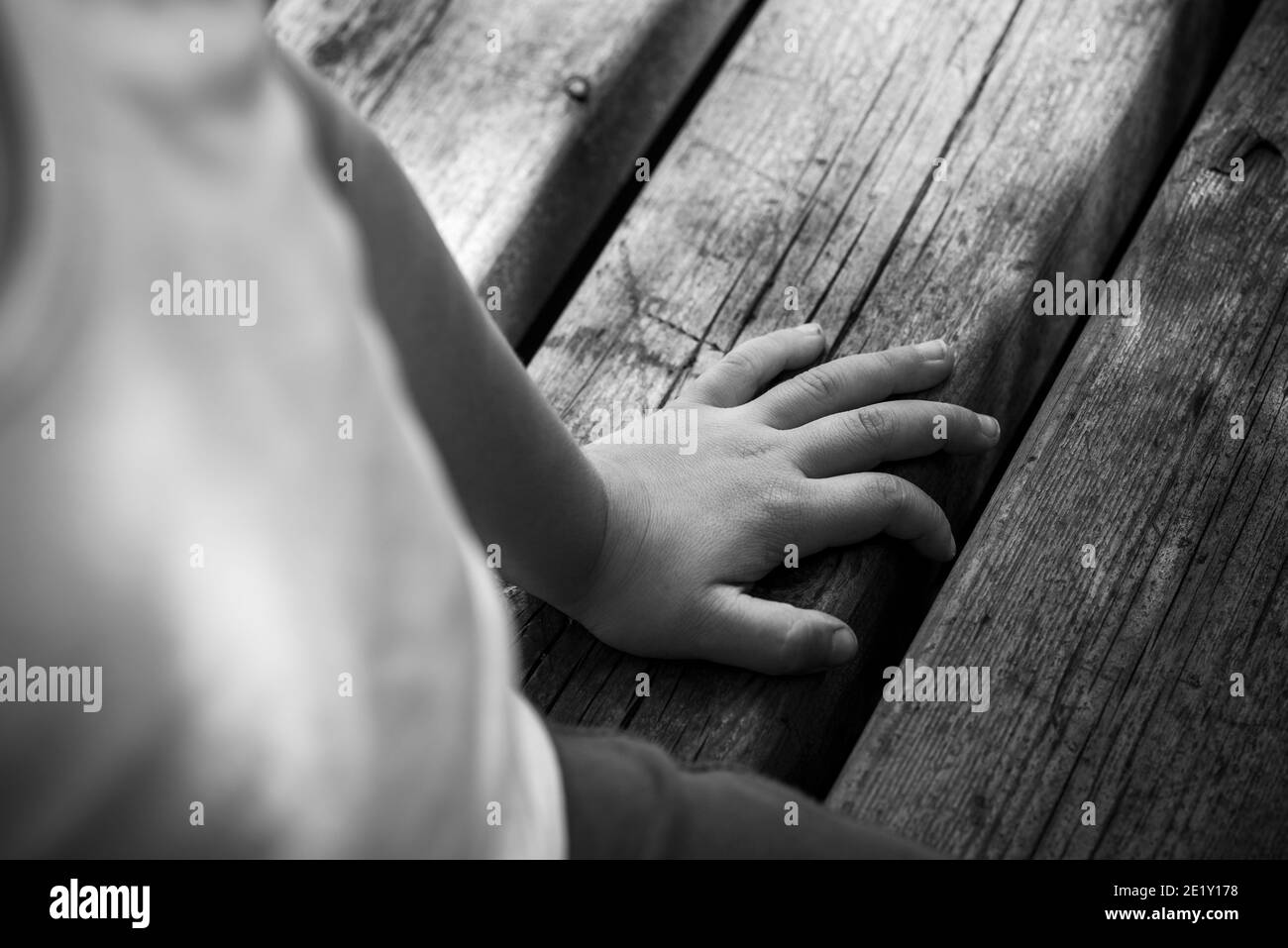 La mano sporca del bambino sul legno Foto Stock