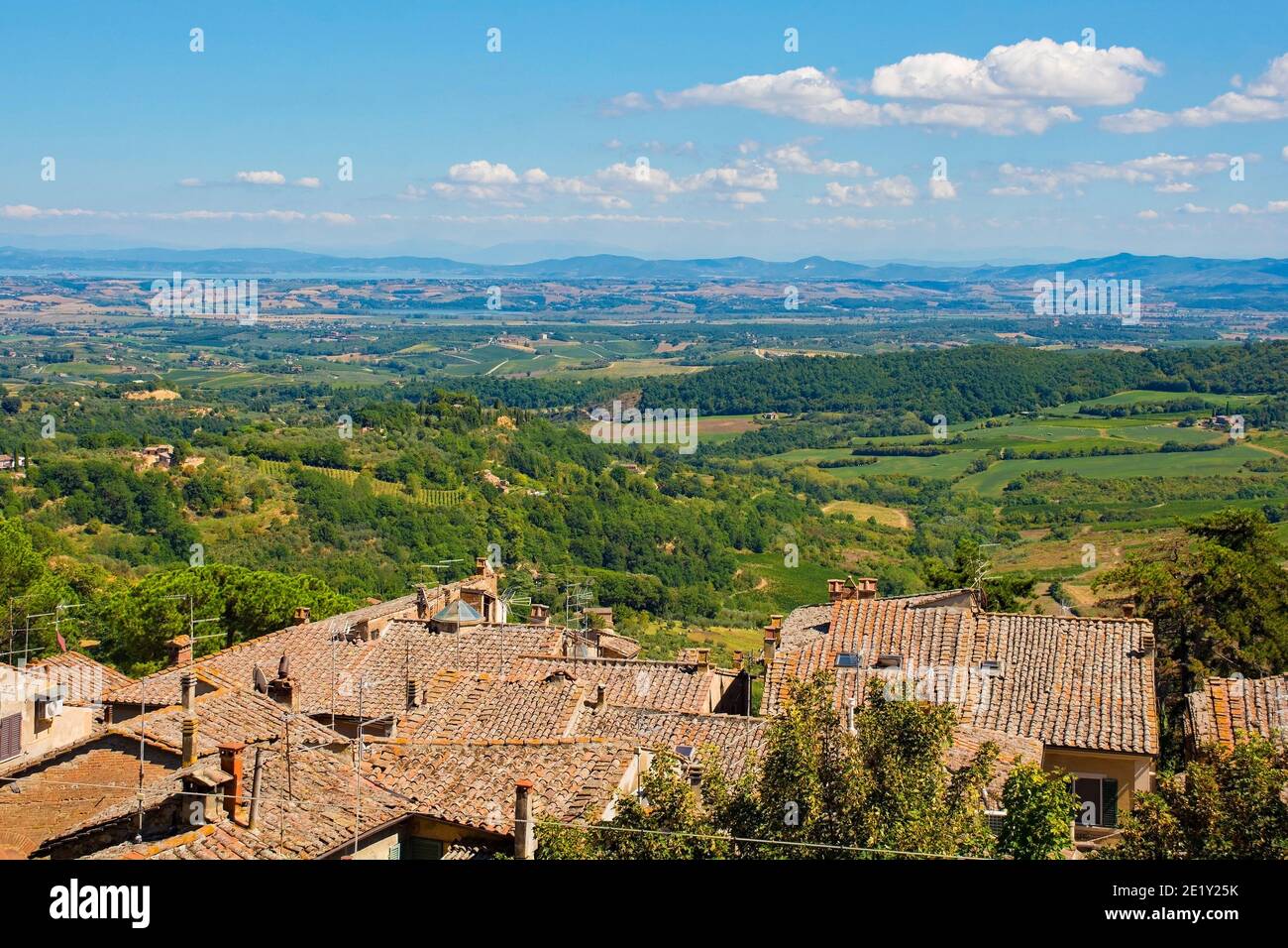 Il paesaggio tardivo intorno a Montepulciano in Val d'Orcia, provincia di Siena, Toscana, Italia. Vista dall'alto dei tetti della città Foto Stock