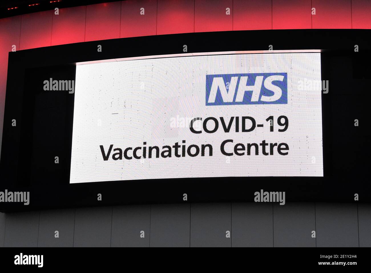 Ashton Gate, Bristol, Regno Unito. 10 gennaio 2020. Cartello presso il NHS Covid-19 Bristol Vaccination Centre presso l'Ashton Gate Stadium. Picture Credit: Graham Hunt/Alamy Live News Foto Stock