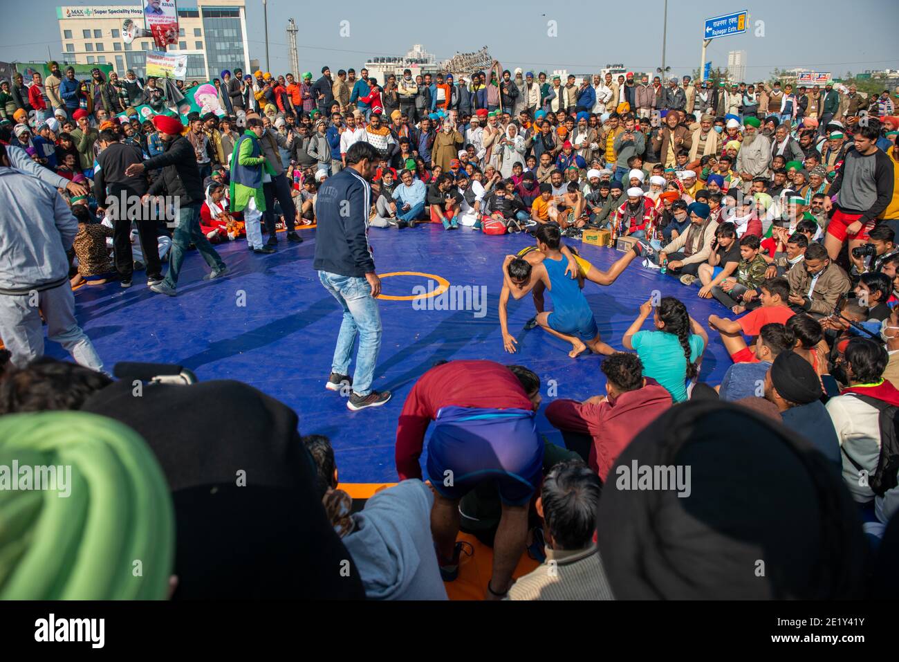 Lottatori in azione durante la partita di wrestling. Sotto l'egida di United Farmers Front, è stato organizzato Kisan Kesari Dangal (wrestling Match). Hanno partecipato circa 50 wrestlers e wrestlers maschili. La squadra di wrestling converse per mostrare solidarietà con gli agricoltori. Foto Stock